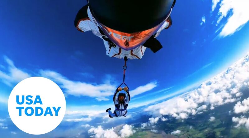Skydivers complete wild stunt at 15,000 feet | USA TODAY