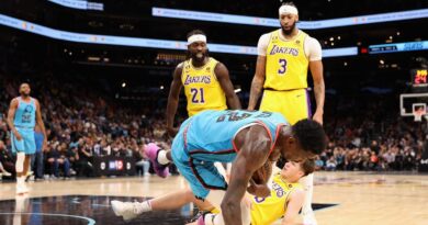 lakers’-patrick-beverley-ejected-after-knocking-over-suns-big-man-deandre-ayton-–-usa-today